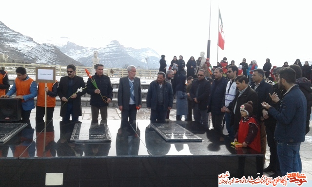 غبار روبی مزار شهدای گمنام شهرستان ماکو غبار روبی مزار شهدای گمنام شهرستان ماکو