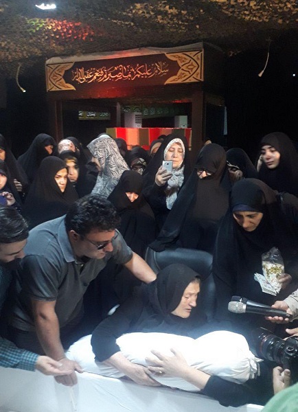 مادران دو شهید پس از ۳۶ سال فرزندان خود را در آغوش گرفتند مادران دو شهید پس از ۳۶ سال فرزندان خود را در آغوش گرفتند