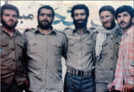 محسن وزوایی از اولین کسانی بود که وارد سفارت شد محسن وزوایی از اولین کسانی بود که وارد سفارت شد
