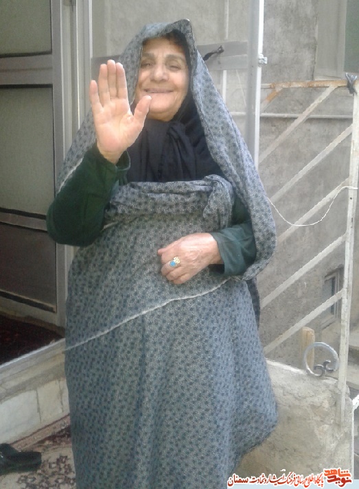 میگفت میخوام برم شهید بشم که تو عینک بزنی و شبیه مادر شهدا بشی