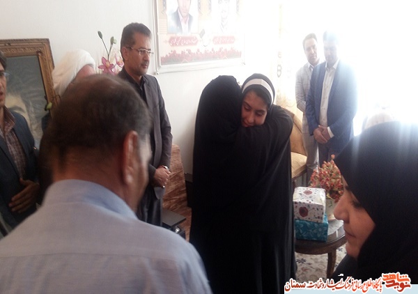 اهدای مدال نقره تکواندو جهان به خانواده شهید اهدای مدال نقره تکواندو جهان به خانواده شهید