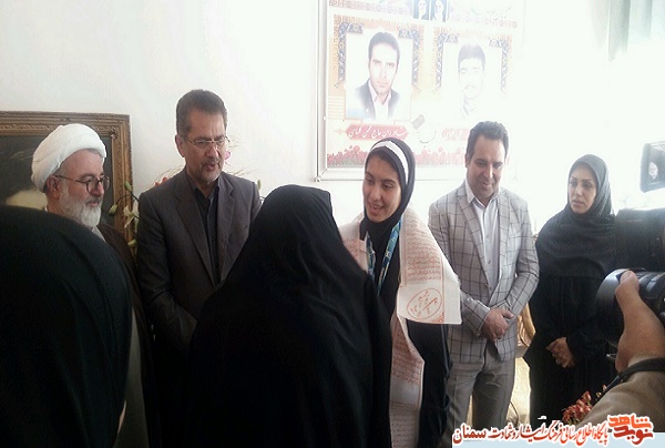 اهدای مدال نقره تکواندو جهان به خانواده شهید اهدای مدال نقره تکواندو جهان به خانواده شهید