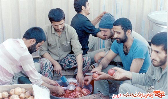 از دون دون کردن انار تا مناجات رزمندهها در شب یلدا / شب یلدا در جبههها به رنگ سرخ! از دون دون کردن انار تا مناجات رزمندهها در شب یلدا / شب یلدا در جبههها به رنگ سرخ!
