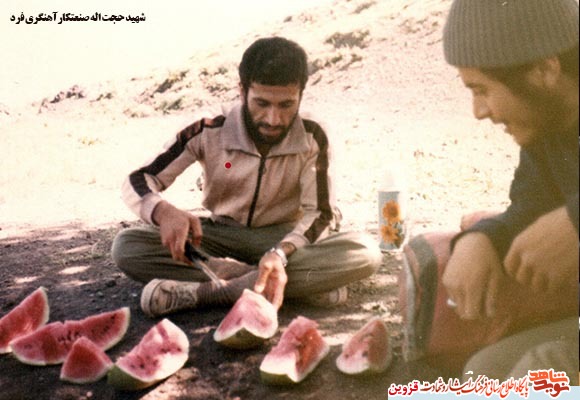 از دون دون کردن انار تا مناجات رزمندهها در شب یلدا / شب یلدا در جبههها به رنگ سرخ! از دون دون کردن انار تا مناجات رزمندهها در شب یلدا / شب یلدا در جبههها به رنگ سرخ!
