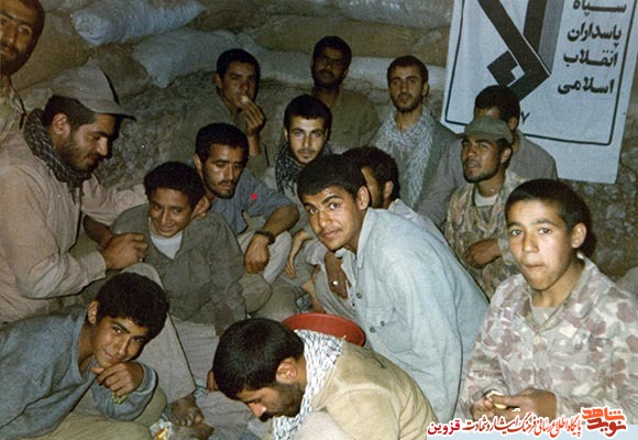 از دون دون کردن انار تا مناجات رزمندهها در شب یلدا / شب یلدا در جبههها به رنگ سرخ! از دون دون کردن انار تا مناجات رزمندهها در شب یلدا / شب یلدا در جبههها به رنگ سرخ!