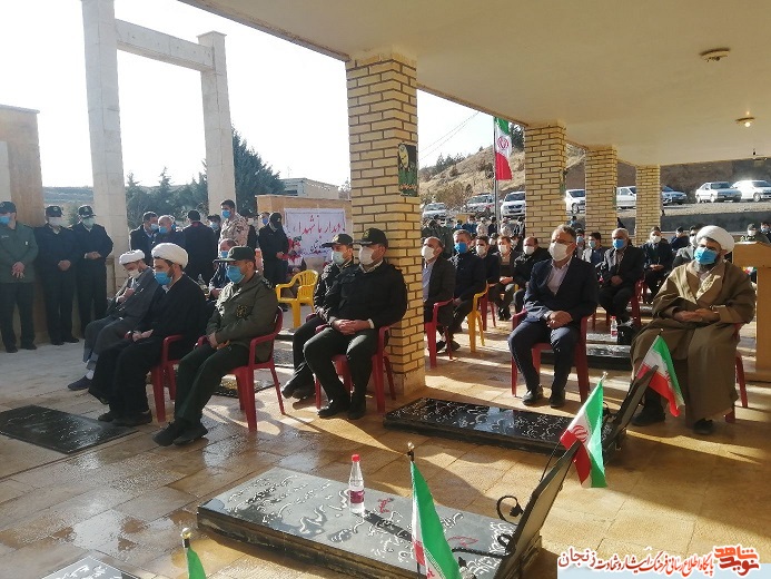 گزارش تصویری/ گلباران مزار شهدای ماهنشان در دهه فجر