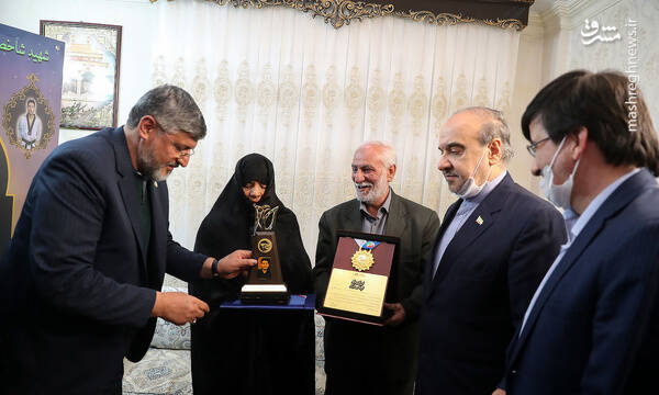 تندیس قهرمان ماندگار به خانواده شهید شاخص ورزش کشور تندیس قهرمان ماندگار به خانواده شهید شاخص ورزش کشور