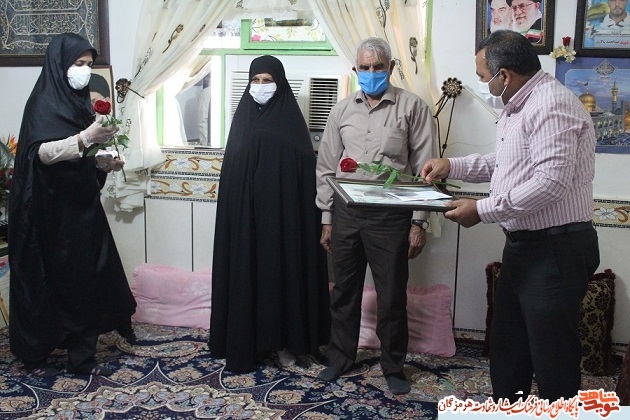 تجلیل از والدین اولین شهید مدافع حرم استان هرمزگان تجلیل از والدین اولین شهید مدافع حرم استان هرمزگان