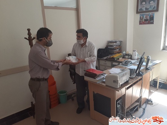 گزارش تصویری/ توزیع بسته‌های بهداشتی به کارکنان بنیاد ابهر