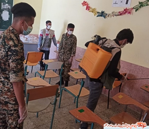 جهاد گران کانون علویون مدارس شهر رودان را ضدعفونی کردند جهاد گران کانون علویون مدارس شهر رودان را ضدعفونی کردند
