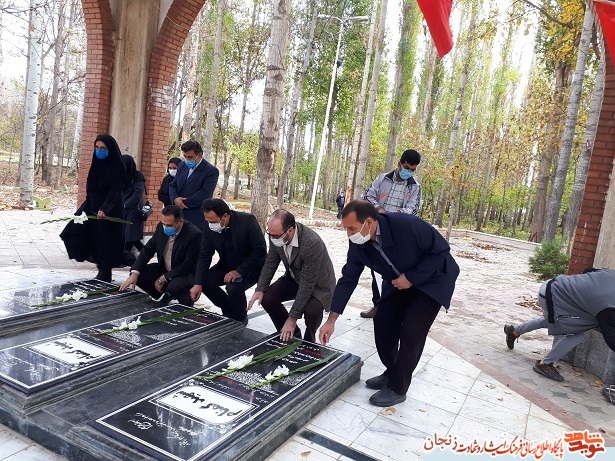 گزارش تصویری/ گلباران مزار شهدای ابهر در هفته کتاب