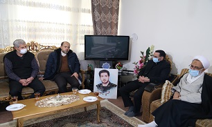 دیدار حجتالاسلام مصلحی با خانواده شهید شبان در ارومیه دیدار حجتالاسلام مصلحی با خانواده شهید شبان در ارومیه