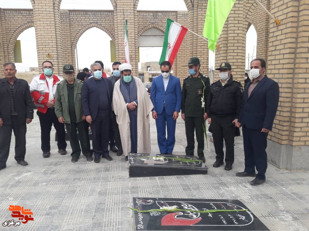 مزار مطهر شهدای شهرستان کمیجان گلباران و عطر افشانی شد