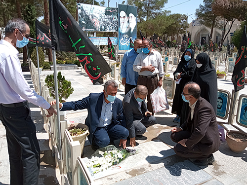 مسئولان بنیاد شهید اصفهان به شهدای کارمند ادای احترام کردند مسئولان بنیاد شهید اصفهان به شهدای کارمند ادای احترام کردند