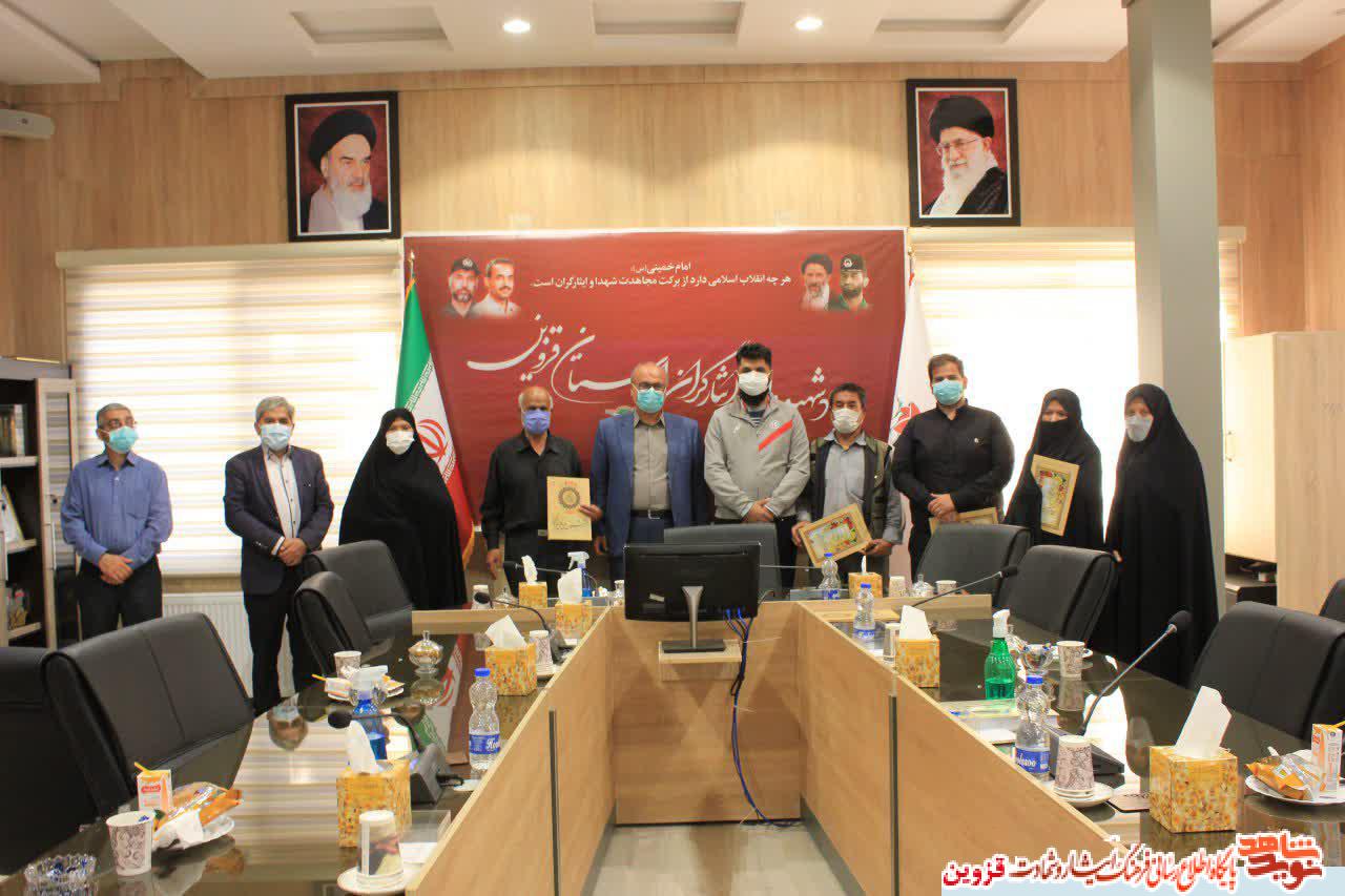 مدیرکل بنیاد قزوین از خانواده‌های شهدا و فعالان فضای مجازی تجلیل کرد