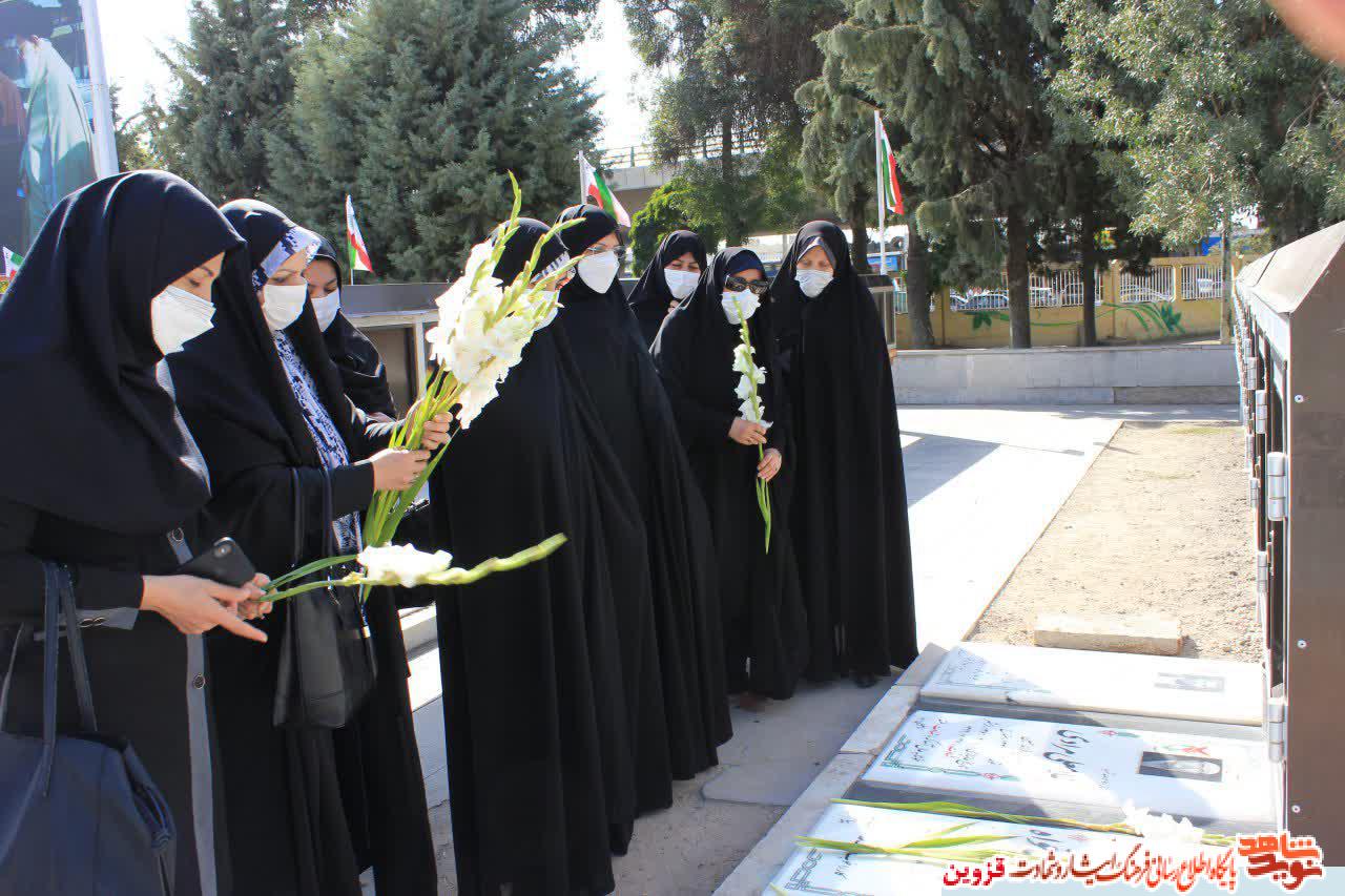 بانوان قزوینی مزار شهید 