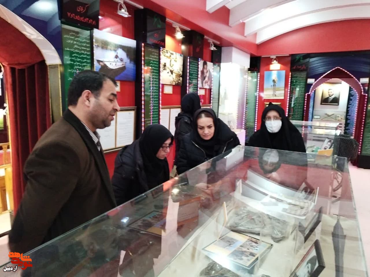 بازدید کارمندان اداره پست از موزه شهدای اردبیل+عکس