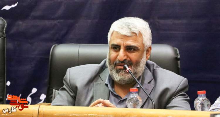 شهدا و ایثارگران قله های ایثار و فداکاری هستند
