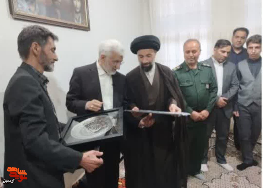 دیدار نماینده مقام معظم رهبری در شورای امنیت ملی با خانواده شهید فولادی در اردبیل