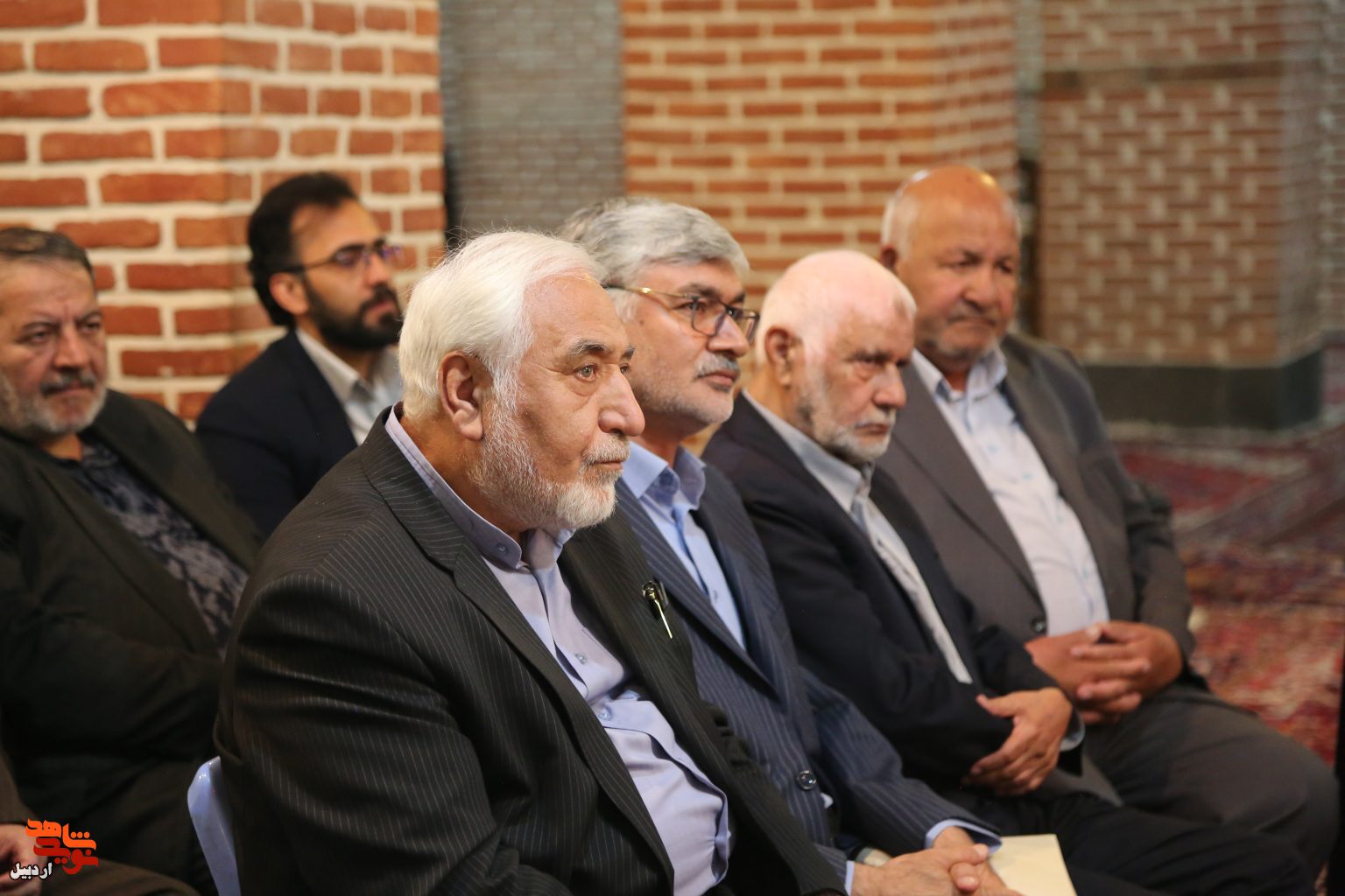 نشست صمیمی شاعران با نماینده ولی فقیه در اردبیل با موضوع شهدای غزه+عکس