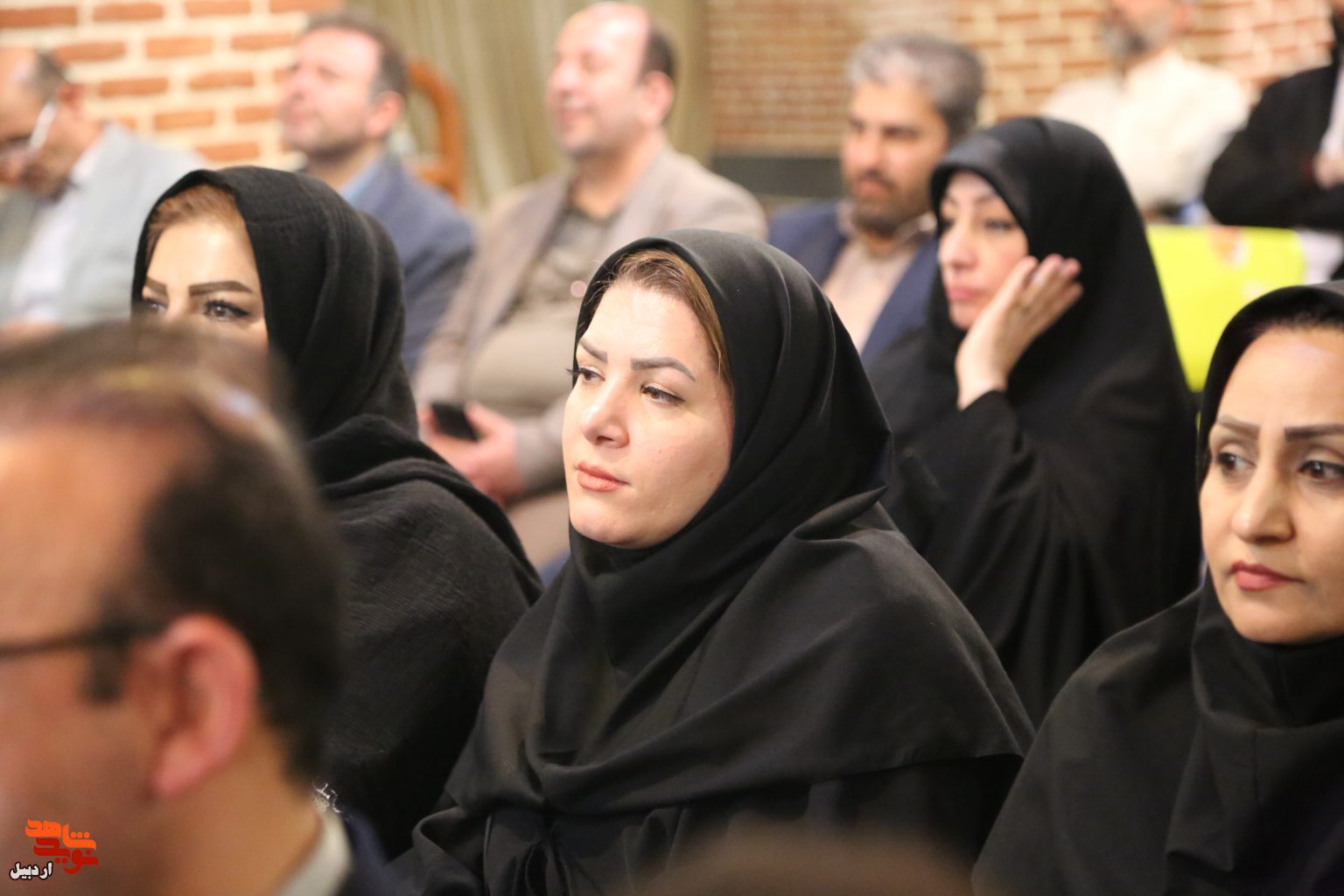 نشست صمیمی شاعران با نماینده ولی فقیه در اردبیل با موضوع شهدای غزه+عکس