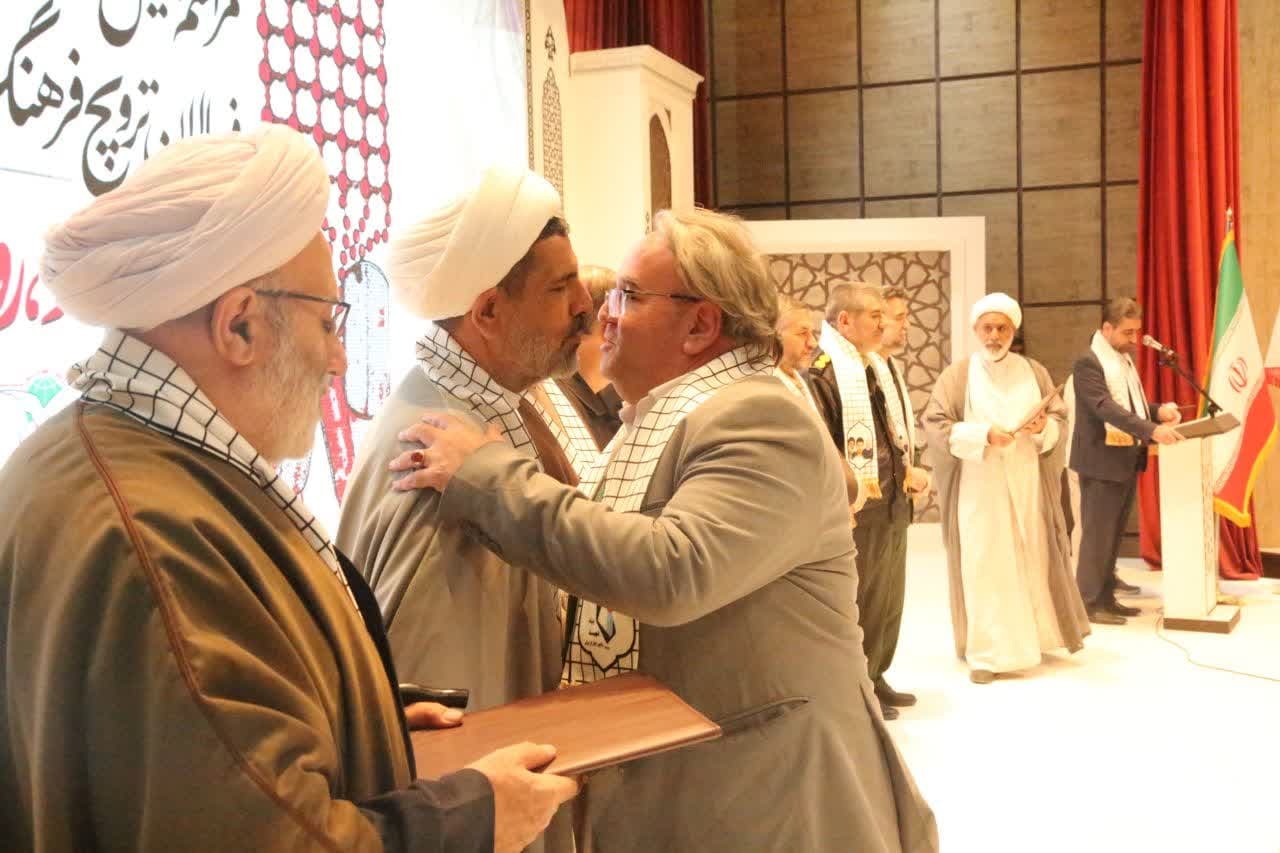 تجلیل از خانواده‌های معظم شهدا و مروجان فرهنگ ایثار و شهادت در قم