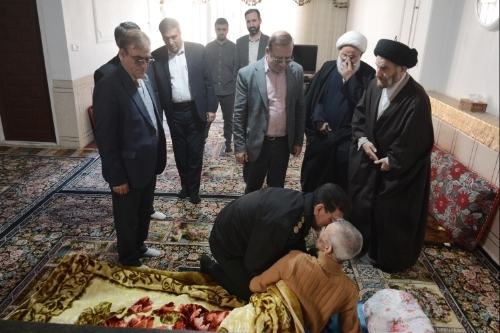 دیدار نماینده ولی فقیه در استان با مادر شهید «مسعود امیدیان» و جانباز ۷۰ درصد «رضا دلفان»