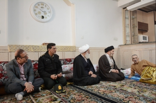 دیدار نماینده ولی فقیه در استان با مادر شهید «مسعود امیدیان» و جانباز ۷۰ درصد «رضا دلفان»