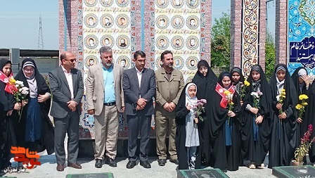گزارش تصویری/ عطرافشانی و غبار روبی مزار شهدا به مناسبت هفته گرامیداشت معلم