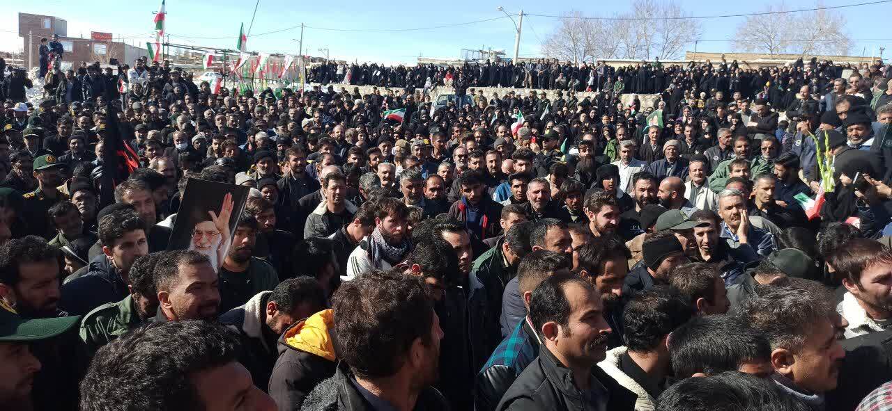 تشییع باشکوه پیکر سرباز شهید «عباس عالیپور» در شهرکرد تشییع باشکوه پیکر سرباز شهید «عباس عالیپور» در شهرکرد
