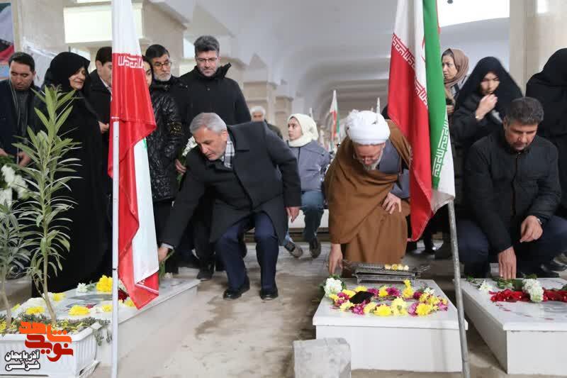آیین «مهمانی لالهها» همزمان با سراسر کشور در گلزار شهدای وادی رحمت تبریز برگزار شد آیین «مهمانی لالهها» همزمان با سراسر کشور در گلزار شهدای وادی رحمت تبریز برگزار شد