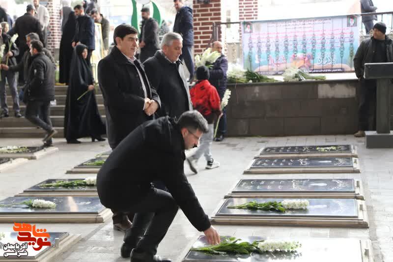 آیین «مهمانی لالهها» همزمان با سراسر کشور در گلزار شهدای وادی رحمت تبریز برگزار شد آیین «مهمانی لالهها» همزمان با سراسر کشور در گلزار شهدای وادی رحمت تبریز برگزار شد