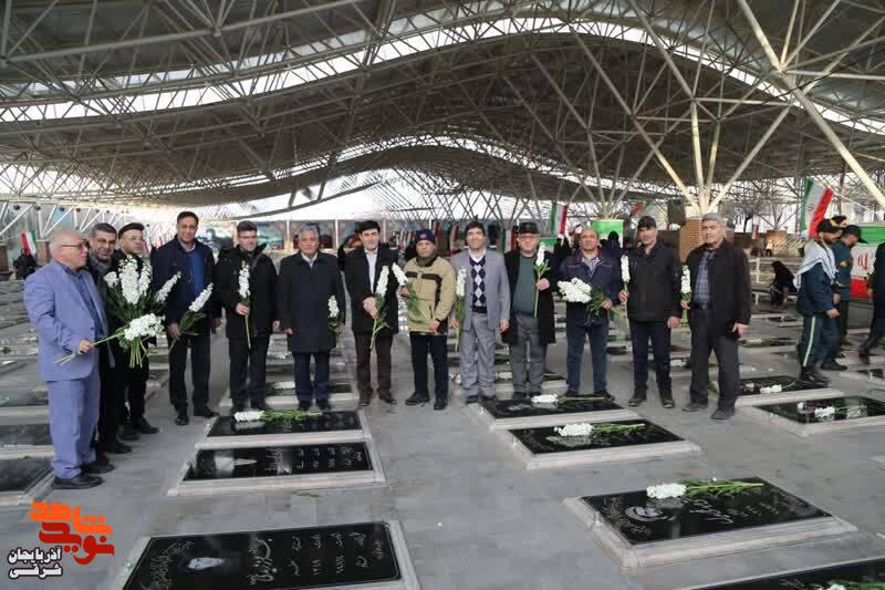 آیین «مهمانی لالهها» همزمان با سراسر کشور در گلزار شهدای وادی رحمت تبریز برگزار شد آیین «مهمانی لالهها» همزمان با سراسر کشور در گلزار شهدای وادی رحمت تبریز برگزار شد