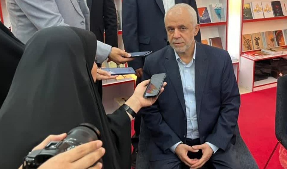 بازدید رئیس بنیاد شهید از غرفه نشر شاهد در نمایشگاه کتاب/  «نشر شاهد»، گنجینه‌ای ماندگار در ترویج فرهنگ ایثار و شهادت