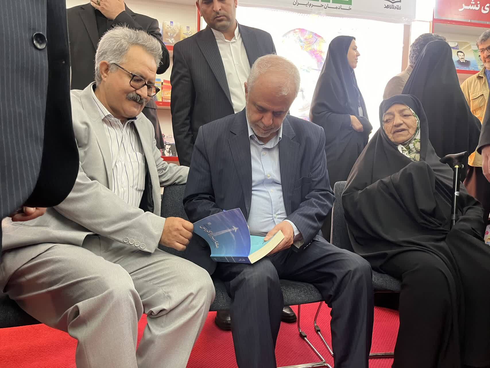 گزارش تصویری/بازدید رئیس بنیاد شهید و امور ایثارگران از غرفه نشر شاهد