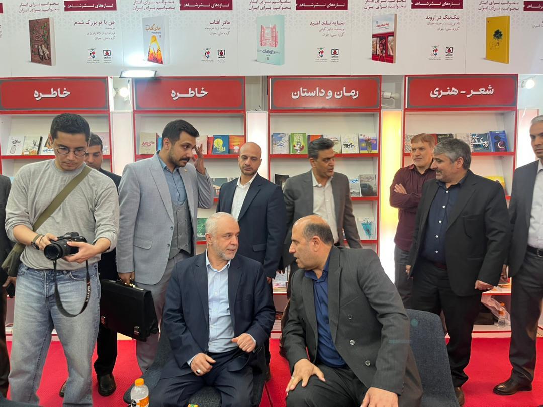 گزارش تصویری/بازدید رئیس بنیاد شهید و امور ایثارگران از غرفه نشر شاهد