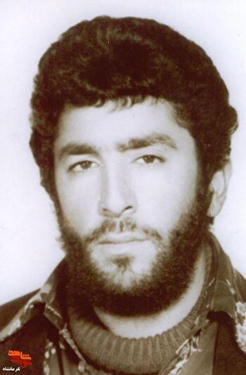 مدرسه نرفت، اما در مکتب ایثار شاگرد اول شد