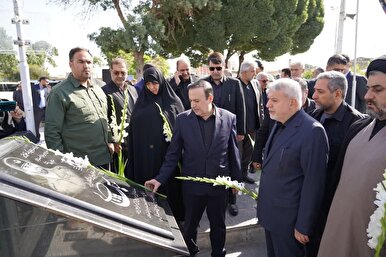 وزیر میراث فرهنگی به مقام شهدای قزوین ادای احترام کرد
