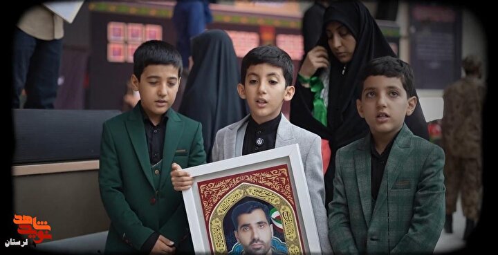 هم خوانی زیبای پسران شهید «سجاد محمدی پور» در مراسم اربعین پدرشان