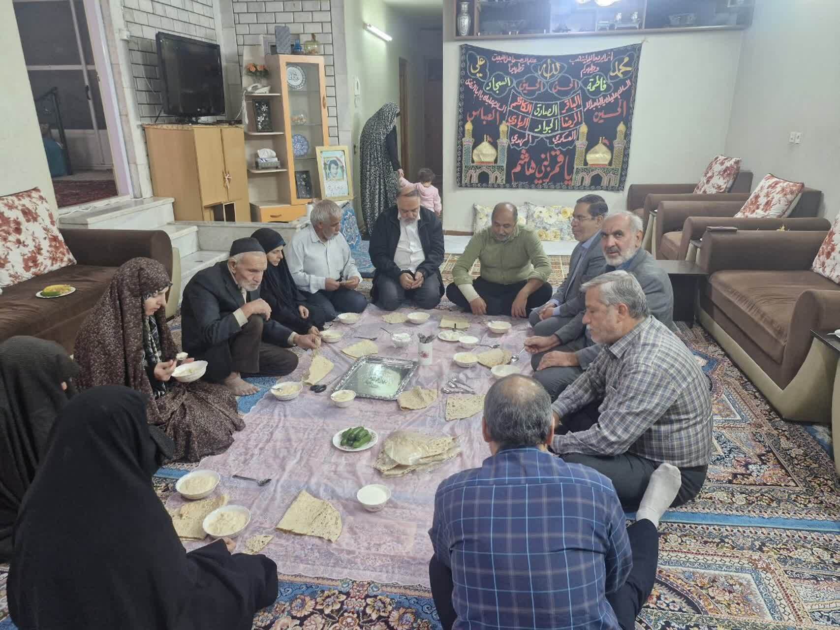 دیدارهایی متفاوت با خانواده های شهیدان غریب دیدارهایی متفاوت با خانواده های شهیدان غریب