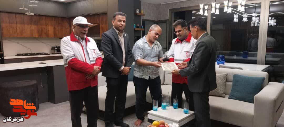 تجلیل از خانوادههای ایثارگر ورزشکار در قشم تجلیل از خانوادههای ایثارگر ورزشکار در قشم