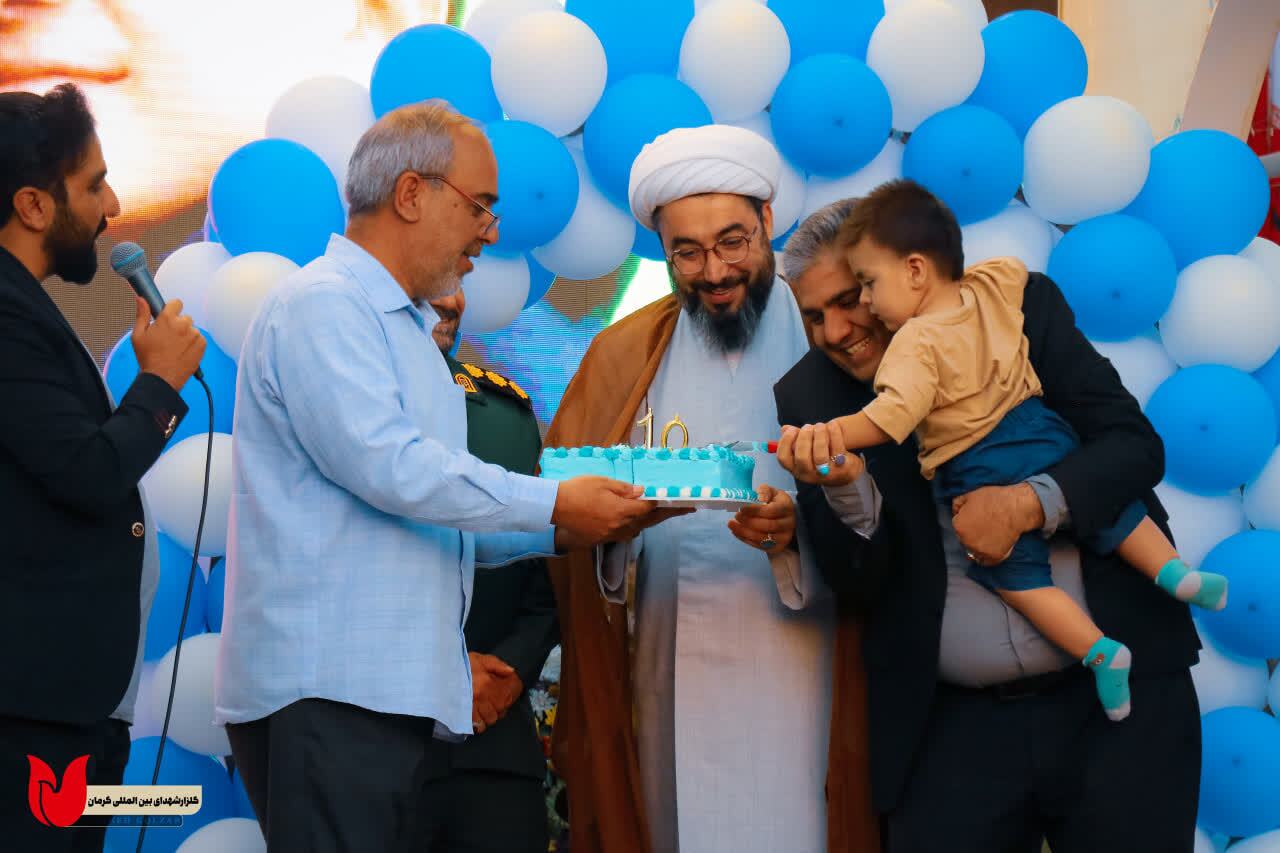 جشن تولد شهید کودک «محمد امین سلطانینژاد» در گلزار شهدای کرمان برگزار شد جشن تولد شهید کودک «محمد امین سلطانینژاد» در گلزار شهدای کرمان برگزار شد