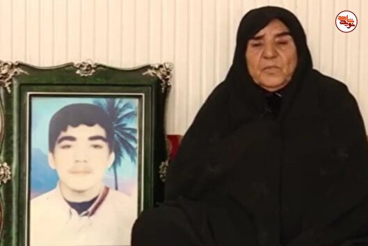 فیلم| مادری که عکس پسرش را در آغوش کشید