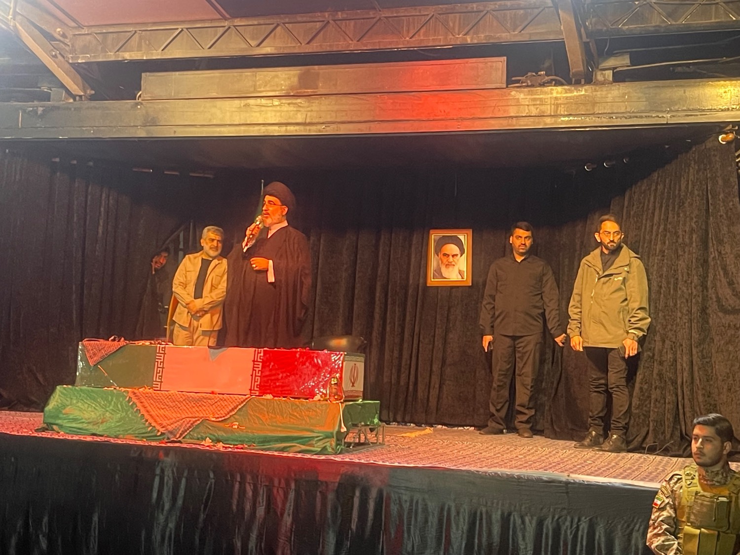 تجمع مردمی تشکلهای شاهد و ایثارگر در میدان بهارستان تهران برگزار شد تجمع مردمی تشکلهای شاهد و ایثارگر در میدان بهارستان تهران برگزار شد