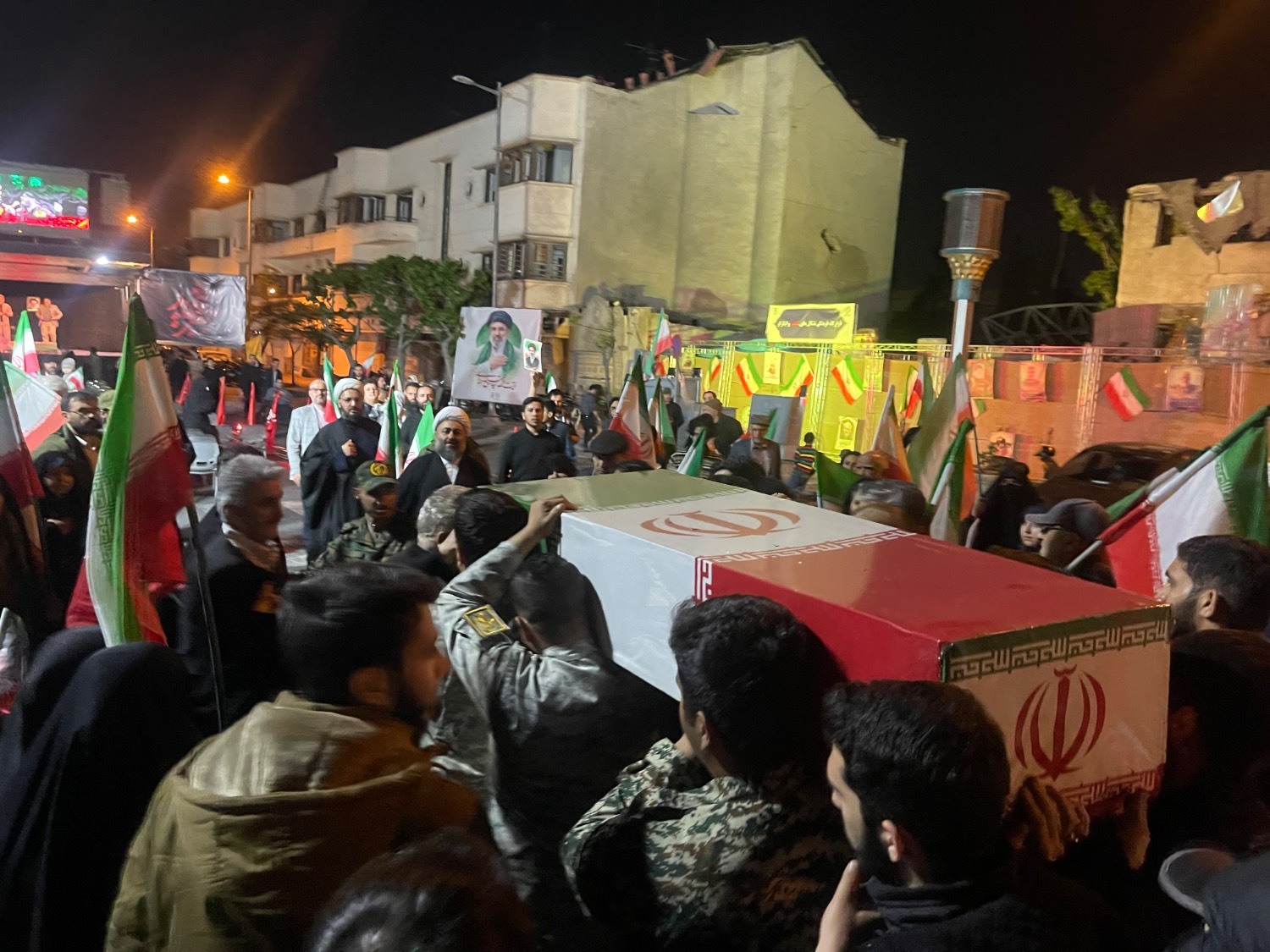 تجمع مردمی تشکلهای شاهد و ایثارگر در میدان بهارستان تهران برگزار شد تجمع مردمی تشکلهای شاهد و ایثارگر در میدان بهارستان تهران برگزار شد