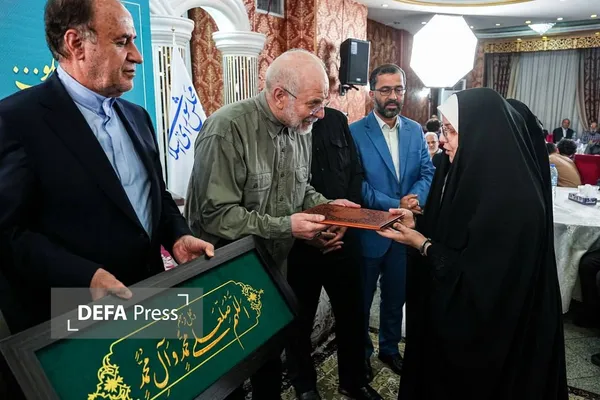 رئیس مجلس از فرزند سپهبد شهید باقری تجلیل کرد رئیس مجلس از فرزند سپهبد شهید باقری تجلیل کرد