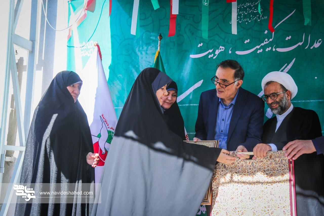 آیین ملی «زنگ ایثار» در مدارس شاهد تهران به یاد شهدای دانش آموز میناب نواخته شد آیین ملی «زنگ ایثار» در مدارس شاهد تهران به یاد شهدای دانش آموز میناب نواخته شد