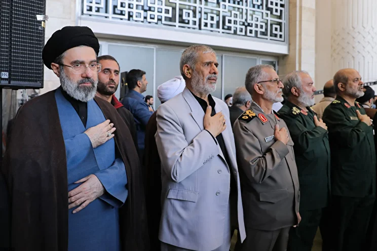 عکس: رهبر انقلاب و رهبر شهید در بزرگداشت شهید نصرالله