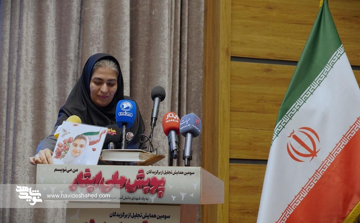 «من مینویسم» روایت دانشآموزان از ایثار و شهادت/ از شجره طیبه میناب تا ساختن ایران آینده «من مینویسم» روایت دانشآموزان از ایثار و شهادت/ از شجره طیبه میناب تا ساختن ایران آینده
