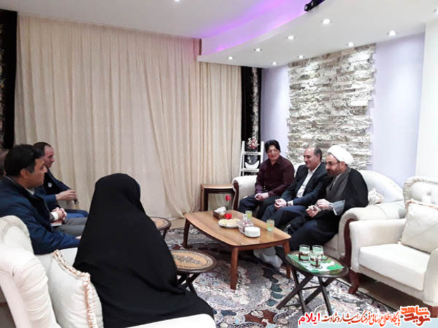 تجلیل نماینده محترم ولی فقیه در استان و امام جمعه ایلام به همراه مدیر کل بنیاد شهید از تعدادی از خانواده های معظم شهدا و ایثارگران